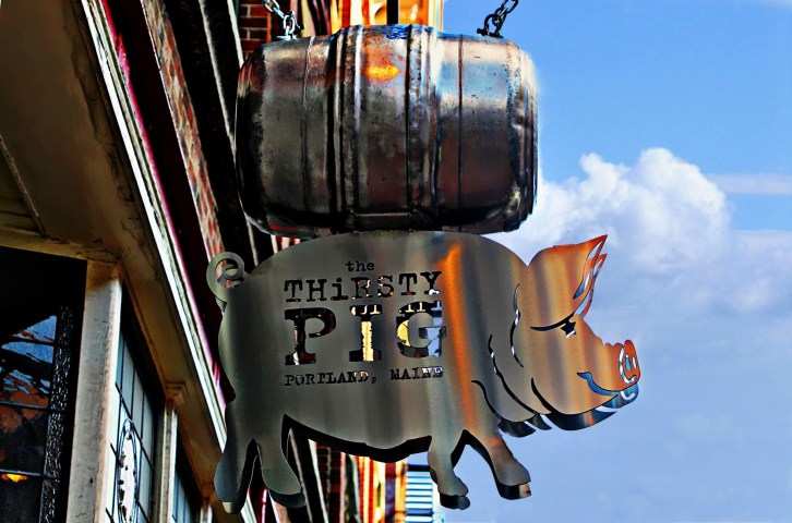 The Thirsty Pig Sign-1A-hdri